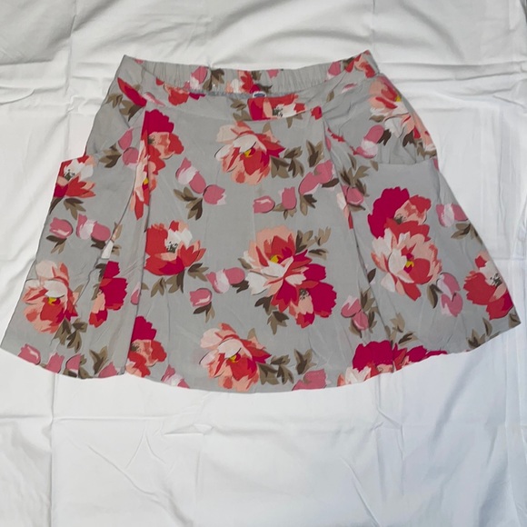 Old Navy Dresses & Skirts - Old Navy floral skirt with pockets